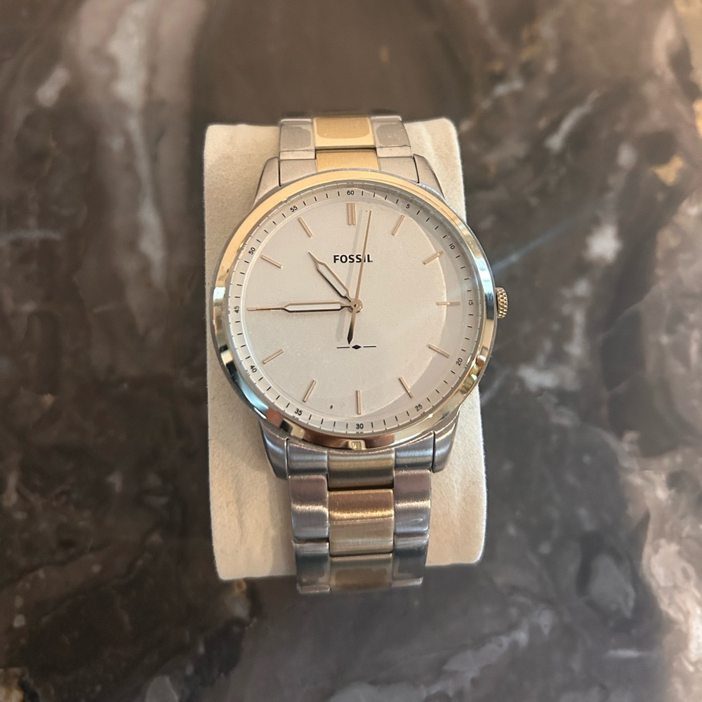 Men’s large gold and silver Fossil Watch. Brand new Condition with film tape.